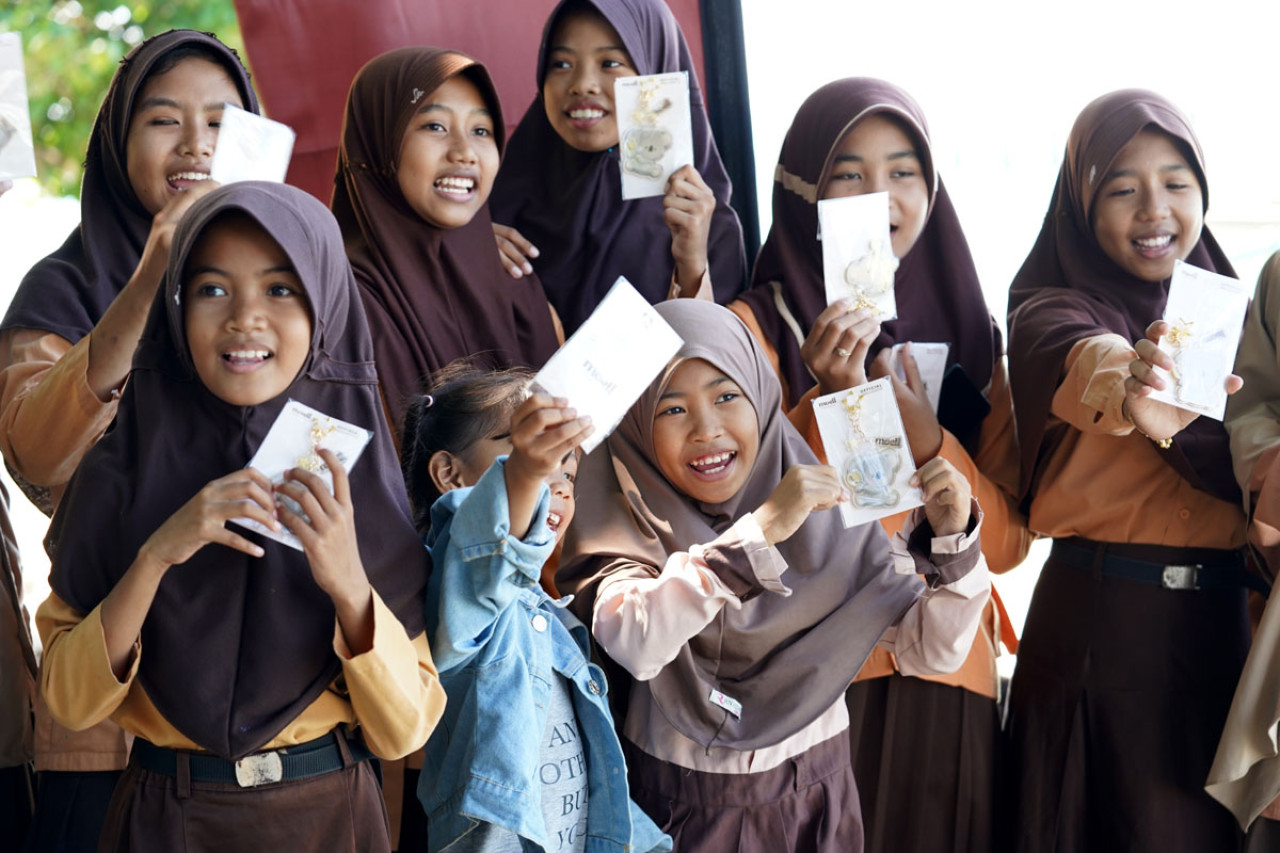 Sejumlah anak di Pulau Mamburit, Kepulauan Kangean, Sumenep, menunjukkan paket yang diterima dalam kegiatan Moell On Mission, April 2026. Program tersebut menghadirkan edukasi kesehatan sekaligus dukungan kebutuhan anak di wilayah dengan akses terbatas. (Foto: Moell for jatimnow.com)