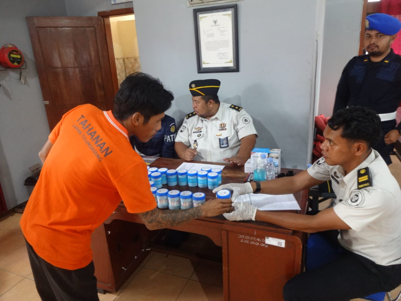 Warga binaan Lapas Tulungagung saat menjalani tes urine. (Foto: Bramanta/jatimnow.com)
