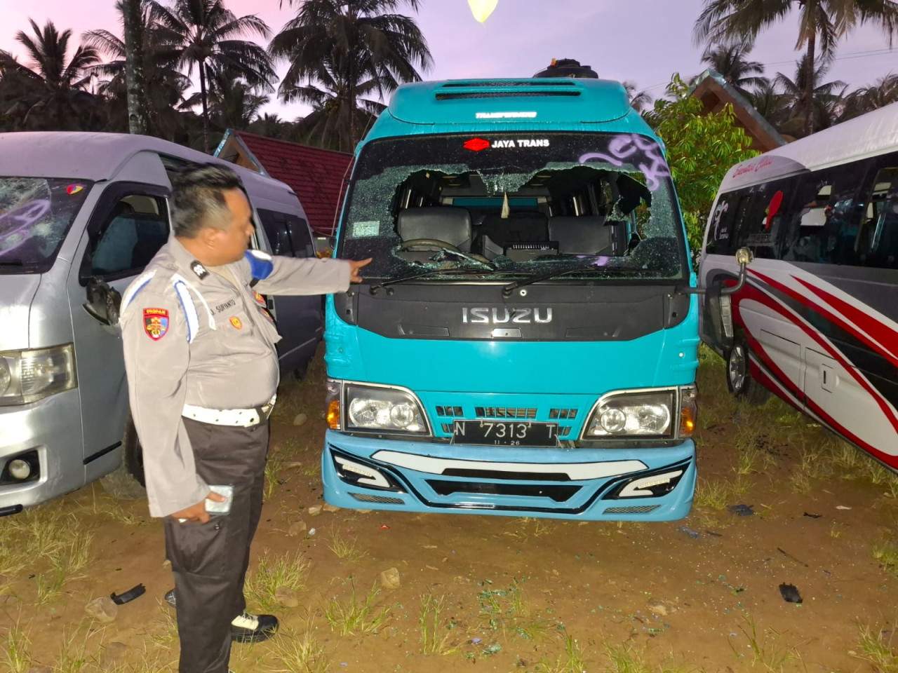 Polisi melakukan olah TKP di lokasi diduga wisatawan asal Surabaya dikeroyok. (Foto: Satreskrim Polres Malang/jatimnow.com)
