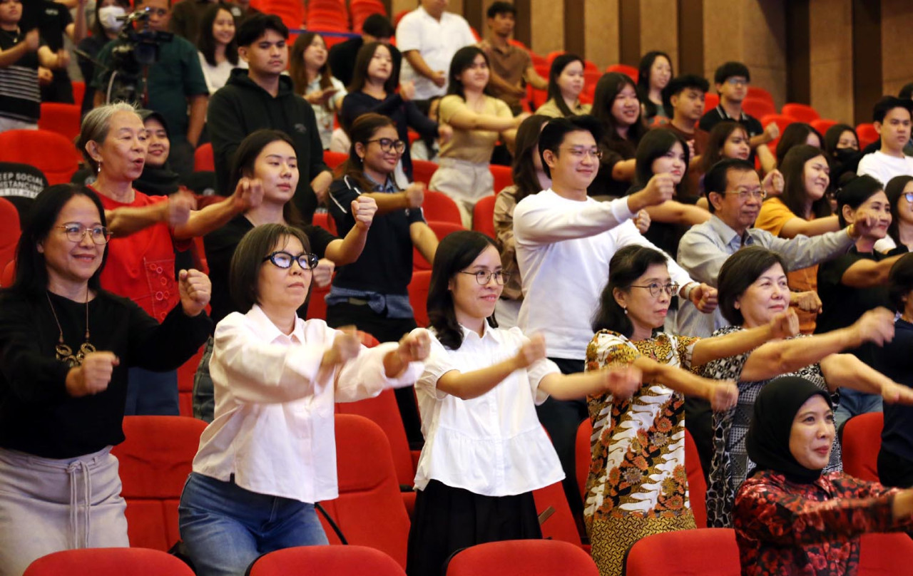 Peserta mengikuti sesi aktivitas gerak bersama dalam acara National Youth Health & Career Readiness Initiative di Universitas Ciputra Surabaya, Senin (25/5/2026). Kegiatan kolaborasi Yayasan Amway Peduli Indonesia dan Universitas Ciputra tersebut mengajak generasi muda menerapkan gaya hidup sehat melalui pola makan seimbang dan aktivitas fisik rutin. (Foto: Ali Masduki/jatimnow.com)