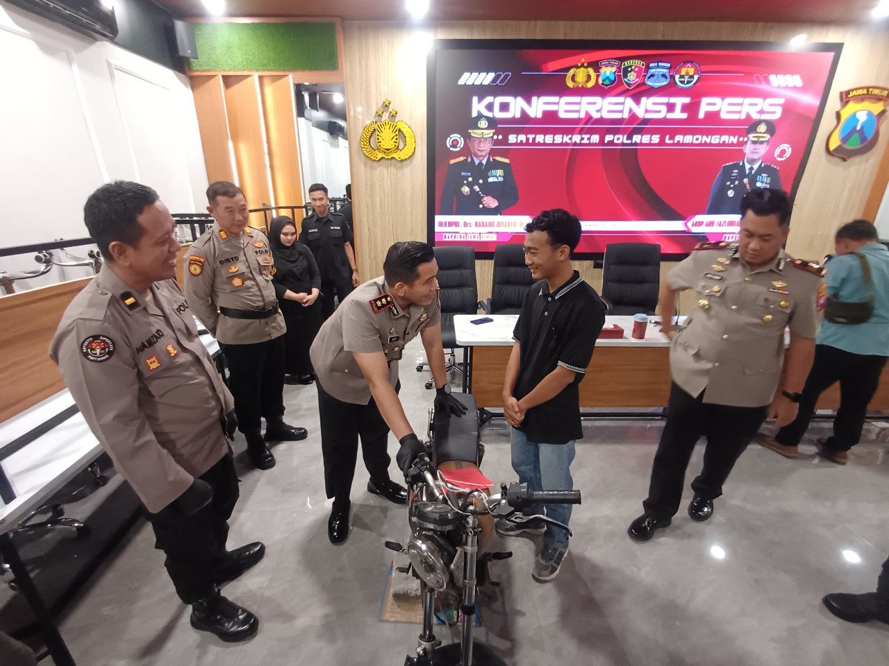 Kapolres Lamongan, AKBP Arif Fazlurrahman saat menyerahkan motor kepada korban pencurian. (Foto : Adyad Ammy Iffansah/jatimnow.com)