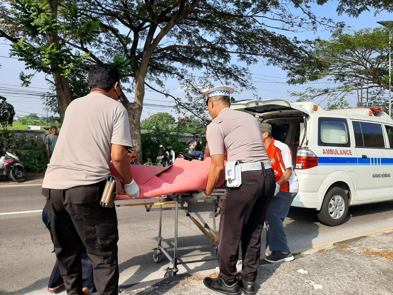 Evakuasi korban laka di jalan poros nasional Lamongan - Babat. (Foto : Humas Polres Lamongan for jatimnow.com)