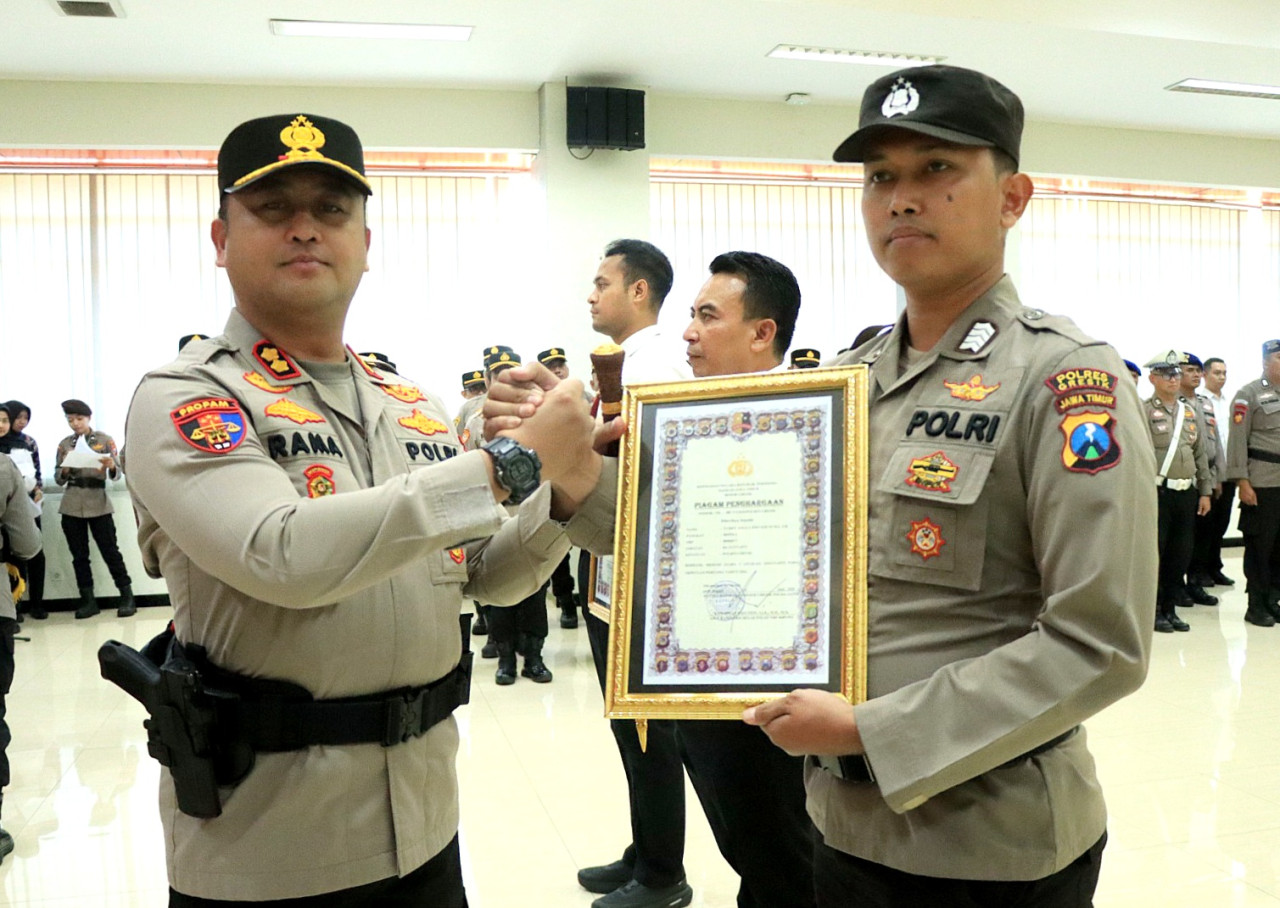 Kapolres Gresik AKBP Ramadhan Nasution memberi penghargaan kepada personel berprestasi di Aula Rupatama SAR Polres Gresik, Selasa (24/6/2026). (Foto: Humas Polres Gresik for jatimnow.com)