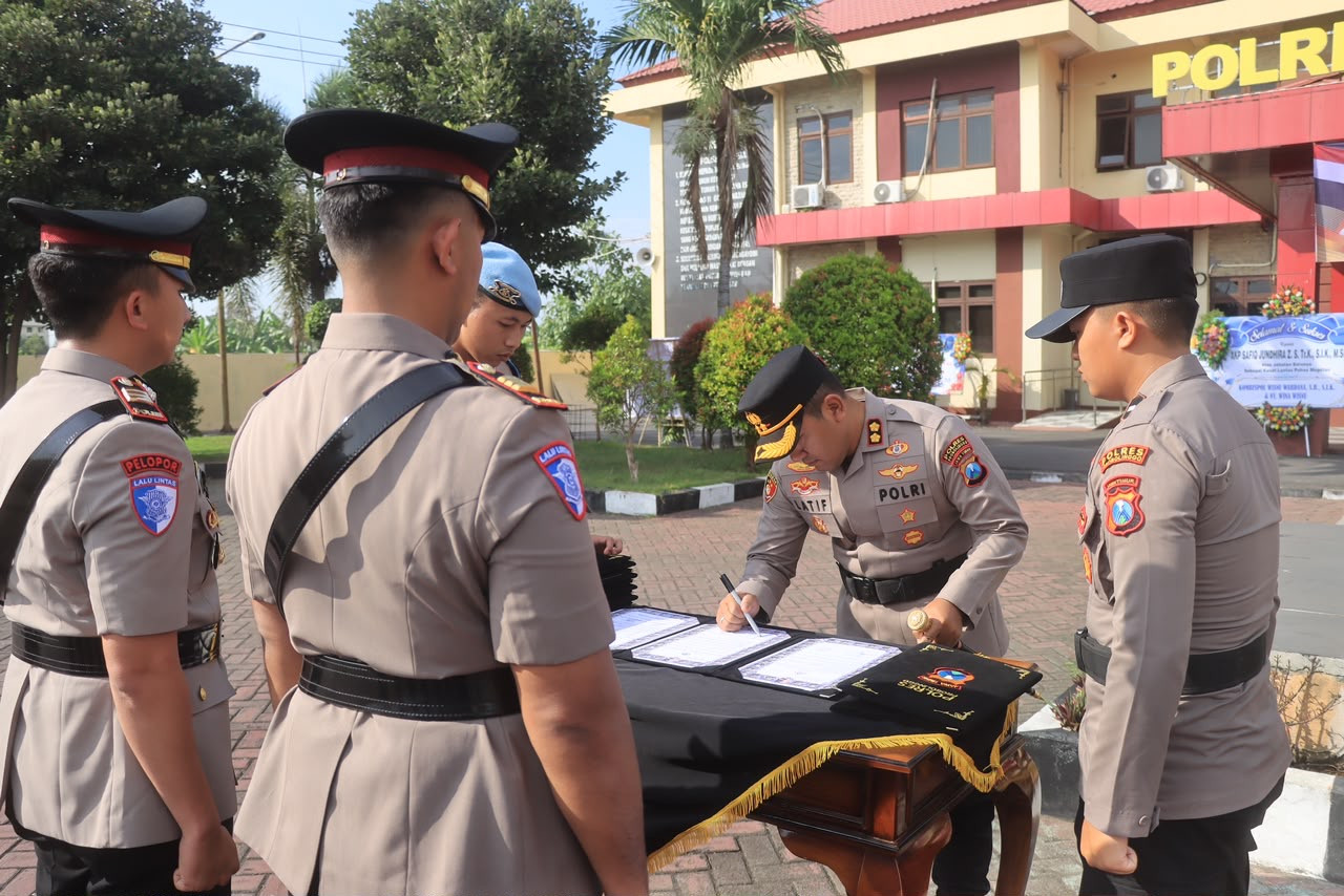 Penyegaran Organisasi, Kasat dan Kapolsek Probolinggo Dimutasi
