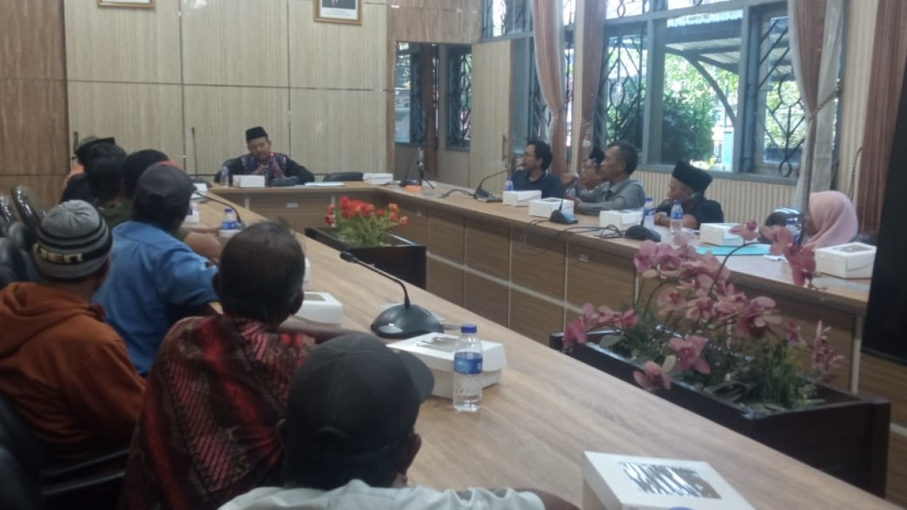Petani Sekti mengadu ke Komisi A DPRD Jember. (Foto: Sugianto/jatimnow.com)