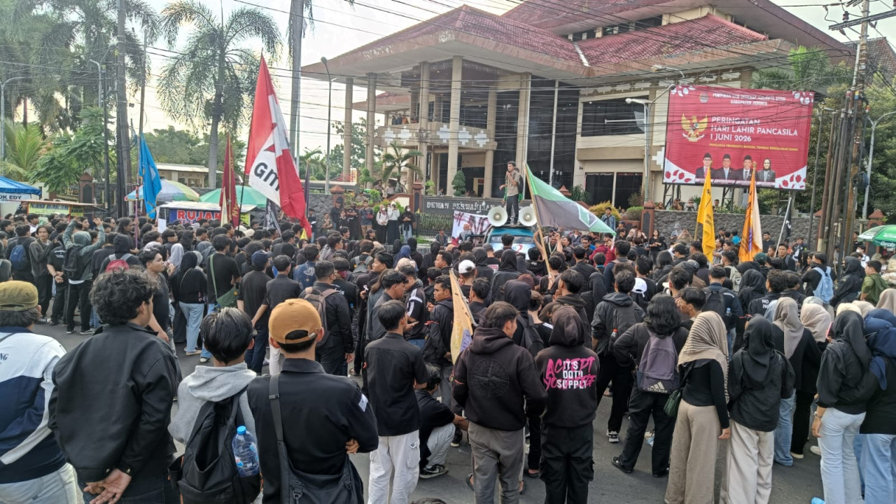 Usung Empat Tuntutan, Mahasiswa Gelar Aksi Unjuk Rasa di Kantor DPRD Jember