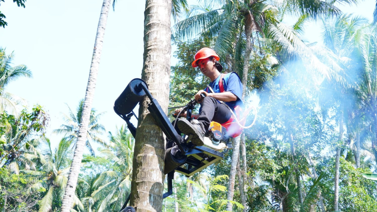ITS Kembangkan Alat Panjat Kelapa, Petani Bisa Panen Lebih Cepat dan Aman