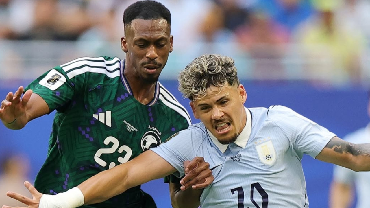 Pemain Arab Saudi menghadang pemain Uruguay. (Foto: instagram fifaworldcup2026)