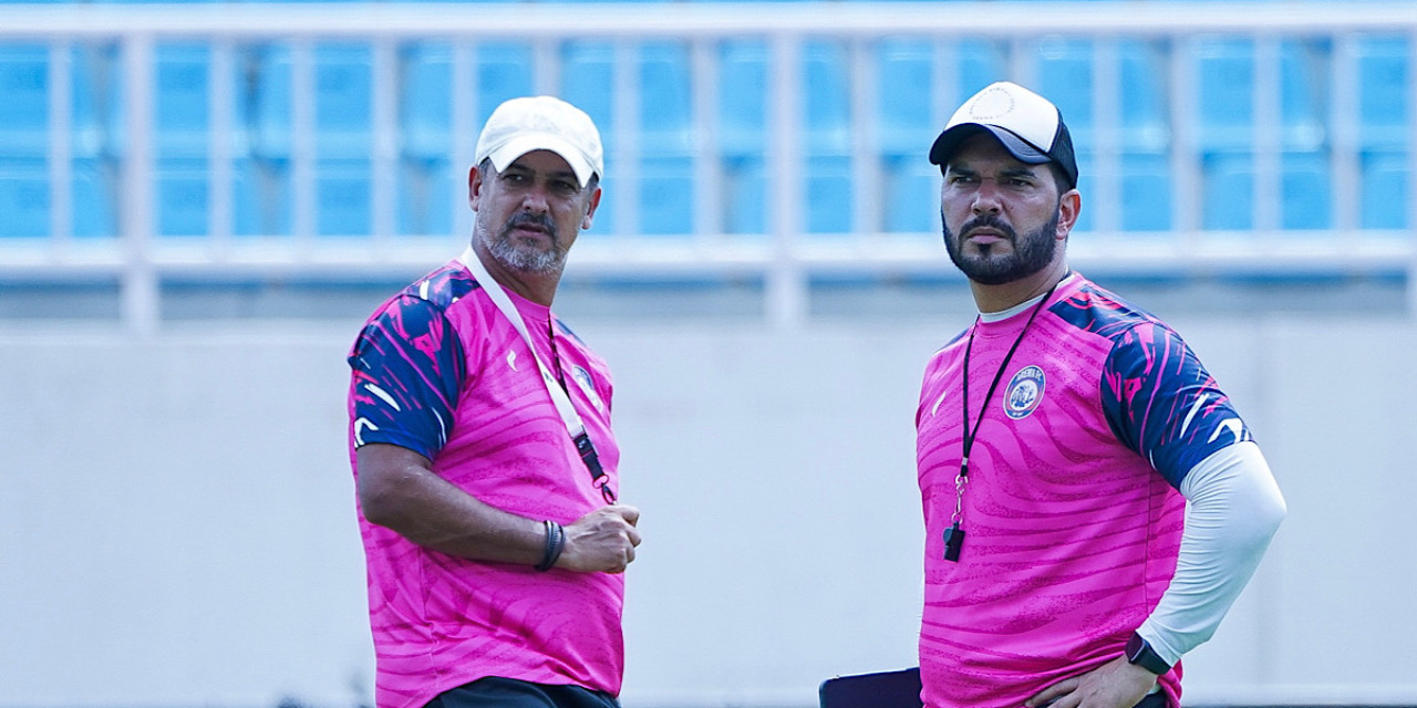 Pelatih kepala Arema FC Marcos Santos dan asisten pelatih Andre Caldas. (Foto: Arema FC/jatimnow.com)