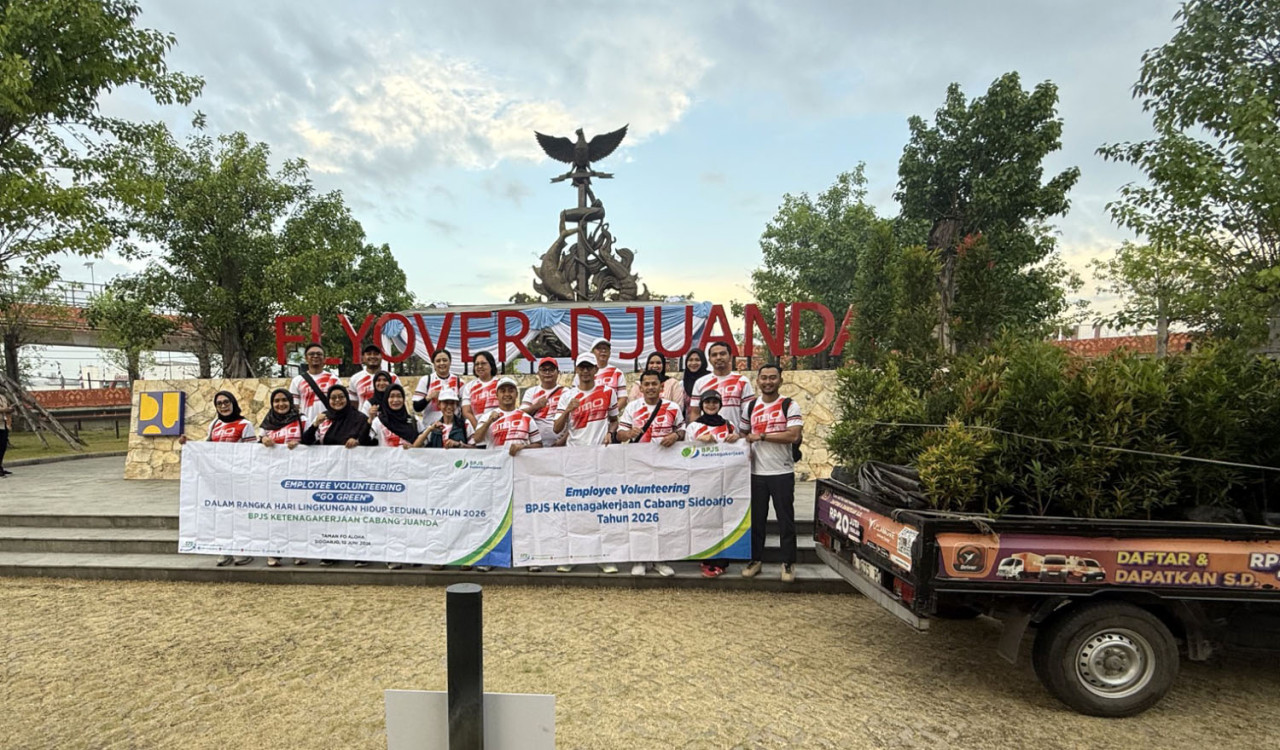 Karyawan BPJS Ketenagakerjaan Sidoarjo Gotong Royong Tanam Pucuk Merah
