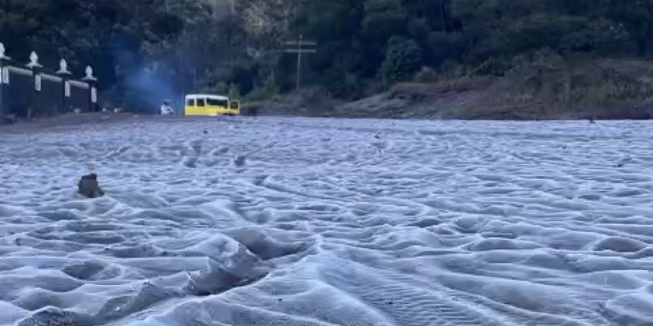 Fenomena Bromo Bersalju Pertama di 2026 Hipnotis Wisatawan