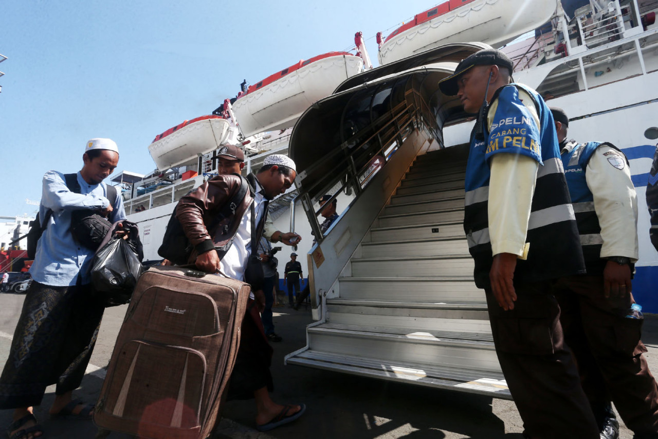 Penumpang bersiap naik ke kapal PELNI di pelabuhan keberangkatan. Selama periode libur sekolah 20 Juni hingga 15 Agustus 2026, pemerintah memberikan diskon tiket kapal sebesar 30 persen dari tarif dasar untuk mendukung mobilitas masyarakat dan mendorong penggunaan transportasi laut antarpulau. (Foto: Ali Masduki/jatimnow.com)