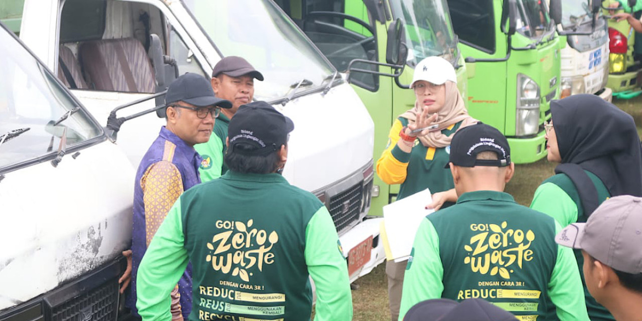 Kepala DLHKP Kota Kediri, Indun Munawaroh saat melakukan pemeriksaan kendaraan operasional. (Foto: Pemkot Kediri/jatimnow.com)
