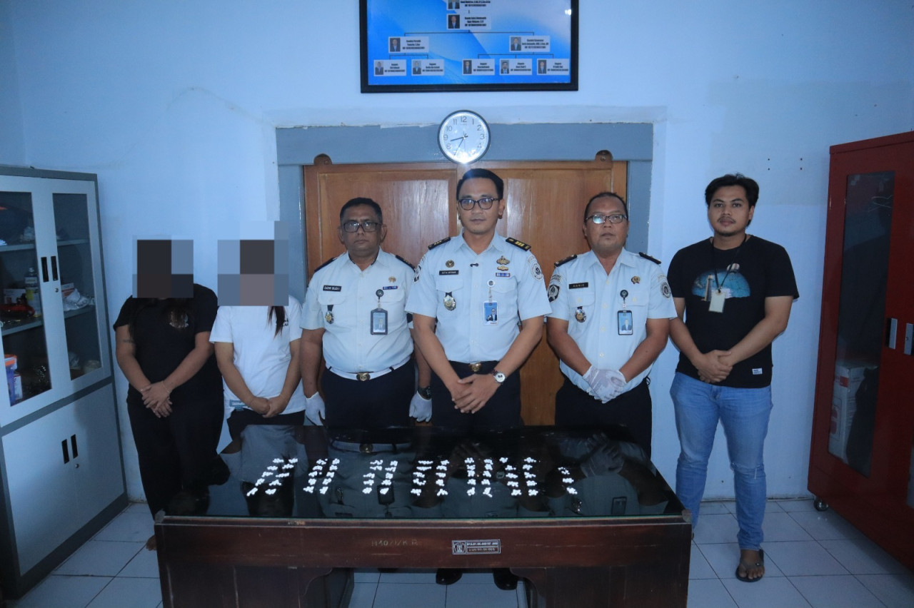 Petugas Lapas Blitar usai gagalkan upaya penyelundupan pil dobel L. (Foto: Lapas Blitar for jatimnow.com)
