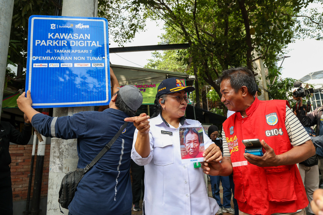 Petugas parkir tepi jalan diajak mulai beralih ke parkir digital