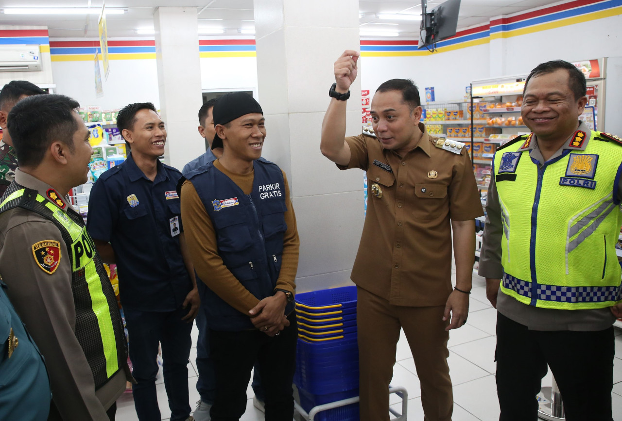 Eri Cahyadi saat sidak parkir digital di Minimarket Surabaya