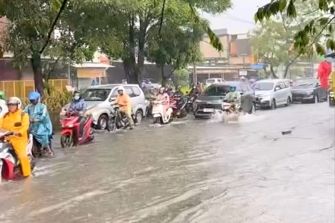Anomali Cuaca! Masuk Musim Kemarau, Surabaya Malah Dikepung Banjir