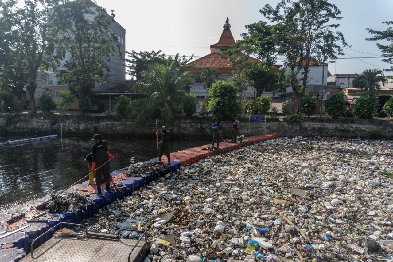 Bangunan pencegat sampah plastik (foto: Kominfo Surabaya for jatimnow.com)