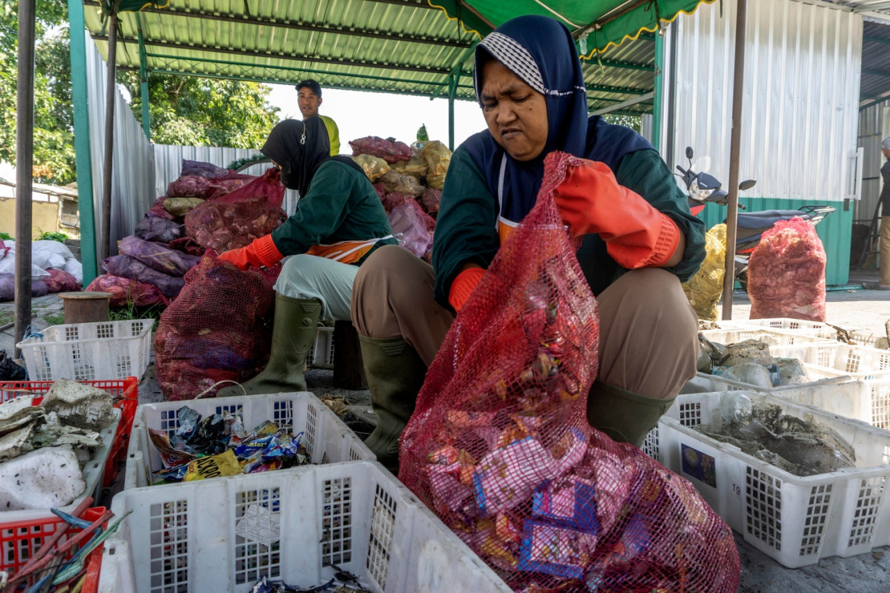 Tenaga kebersihan Pemkot Surabaya tengah memilah sampah organik dan non organik (foto: Kominfo Surabaya for jatimnow.com)