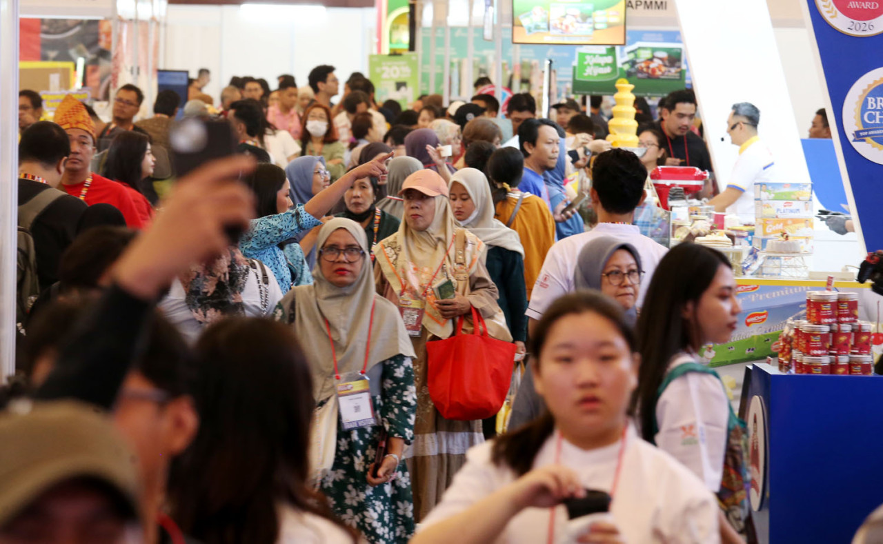  Ribuan pengunjung memadati area EastFood Indonesia Expo (IIFEX) 2026 di Grand City Convention Hall, Surabaya, Kamis (18/6/2026). (Foto: Ali Masduki/jatimnow.com)