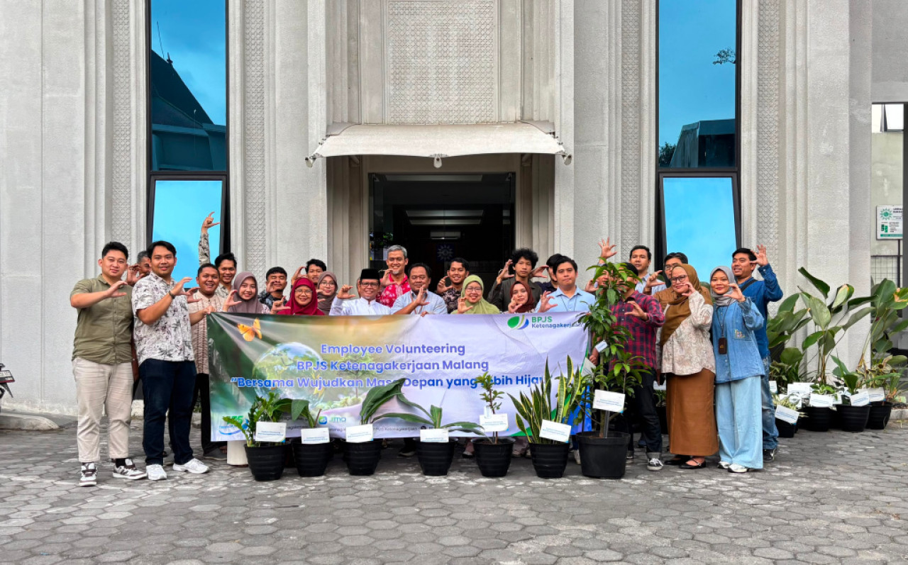 BPJS Ketenagakerjaan Malang menyerahkan bantuan tanaman kepada PDM Kota Malang melalui Employee Volunteering untuk mendukung penghijauan. (Foto: BPJSTK for jatimnow.com)