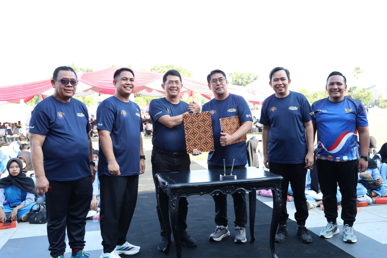 Bupati Gus Fawait saat jalan sehat bersama KP2MI. (Foto: Diskominfo Jember/jatimnow.com)