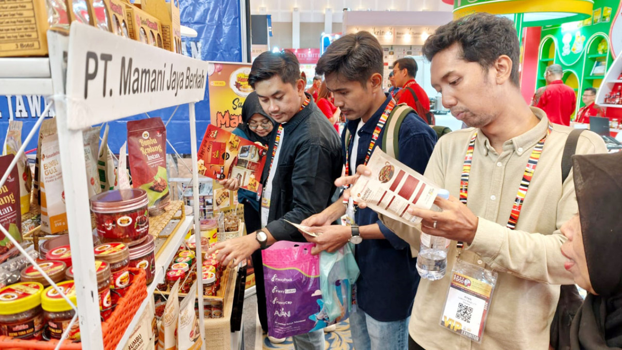  Rido Mahfud, Co-Founder Ayam Geprek Doyan Ayam, melihat produk UMKM saat berada di gelaran IIFEX 2026 di Grand City Convention Hall Surabaya, Sabtu (20/6/2026) malam. (Foto: Ali Masduki/jatimnow.com)