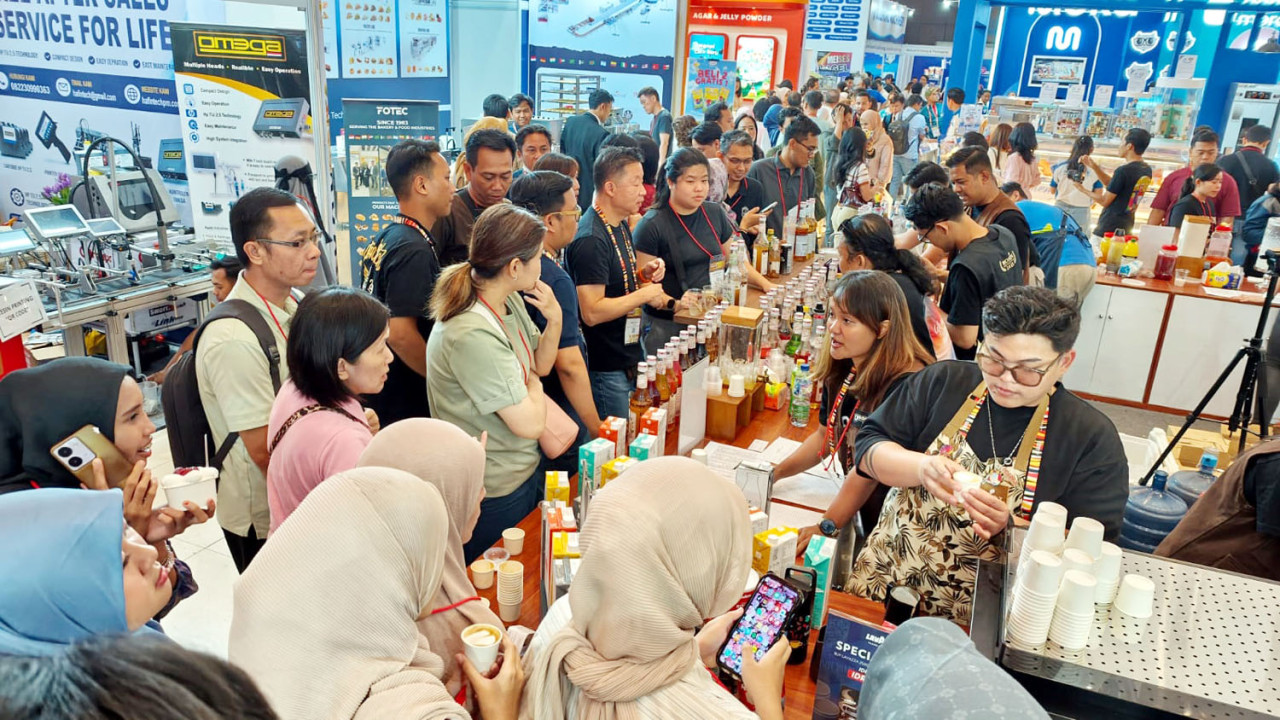 Pengunjung antusias mencari informasi di gelaran IIFEX 2026 di Grand City Convention Hall Surabaya, Sabtu (20/6/2026) malam. (Foto: Ali Masduki/jatimnow.com)