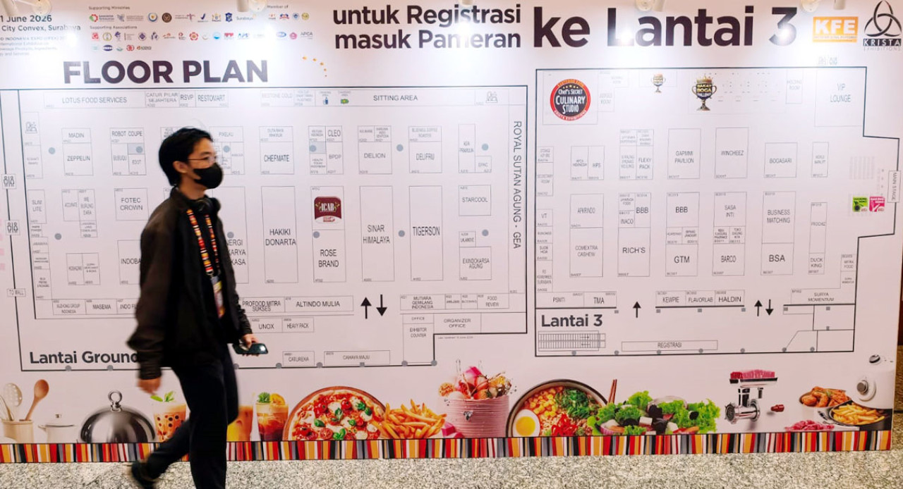 Untuk memudahkan pengunjung, Krista Exhibitions menyiapkan peta di setiap pintu masuk gelaran IIFEX 2026 di Grand City Convention Hall Surabaya, Sabtu (20/6/2026) malam. (Foto: Ali Masduki/jatimnow.com)