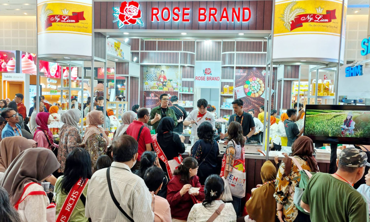 Pengunjung berkerumun di stand Rose Brand dalam gelaran IIFEX 2026 di Grand City Convention Hall Surabaya, Sabtu (20/6/2026) malam. (Foto: Ali Masduki/jatimnow.com)