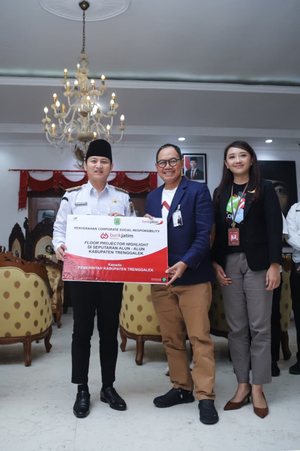 Bank Jatim Salurkan CSR ke Trenggalek Berupa Floor Projector Highlight