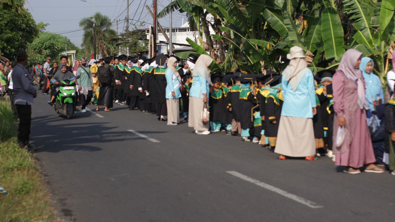 Sejumlah siswa mengenakan toga, sebagai simbol kelulusan
