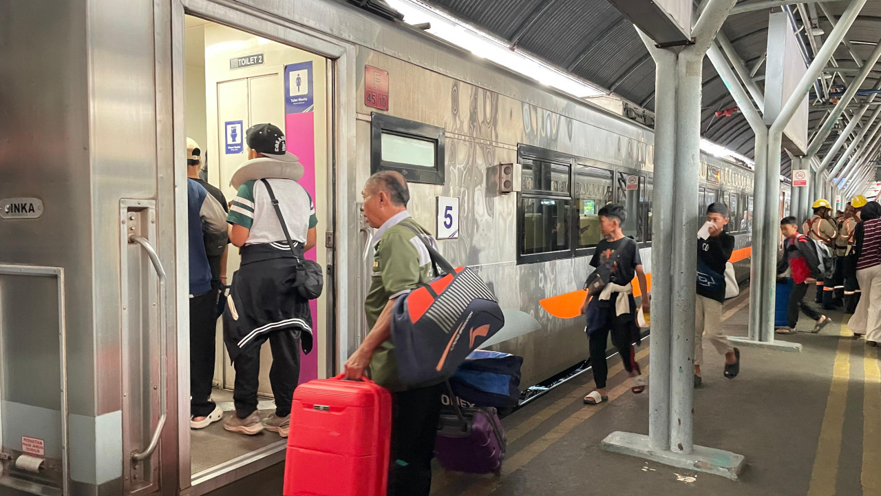 KAI Daop 8 Surabaya Sanksi Puluhan Penumpang yang Merokok di Kereta
