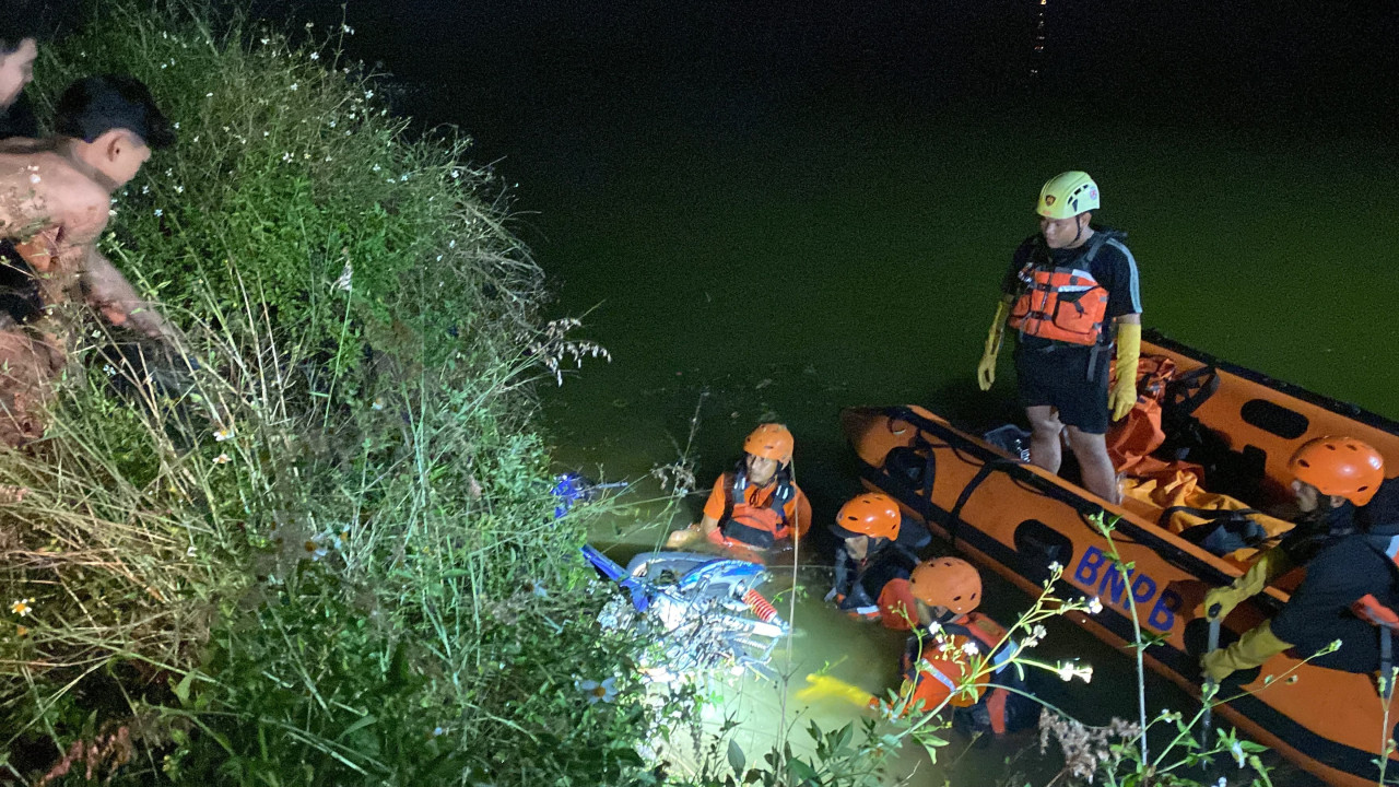 Hilang Kendali, Dua Pemotor Asal Nganjuk Tewas Terjun ke Waduk Kalimati Sidoarjo