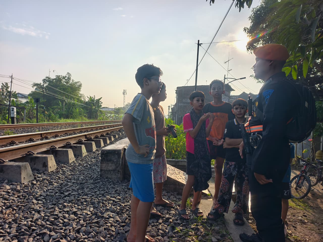 Sosialisasi bahaya bermain di rel kereta api. (Foto: Humas Daop 8 Surabaya for jatimnow.com)