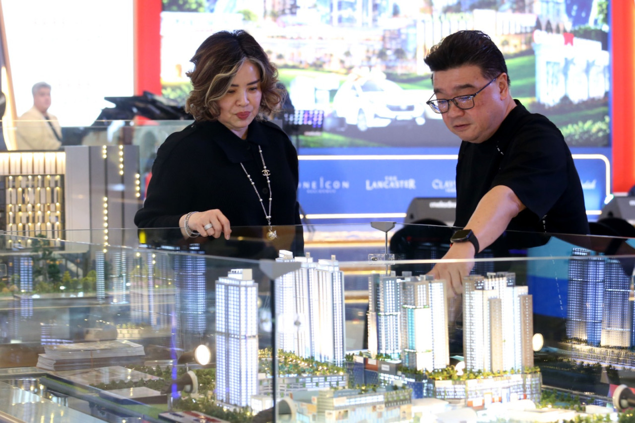Direktur Marketing Pakuwon Group, Sutandi Purnomosidi, bersama GM Marketing, Liliani Harsono, meninjau maket properti dalam ajang Pakuwon Group Pesta KPR 2026 di Atrium TP 6 Surabaya, Kamis (25/6/2026). (Foto: Ali Masduki/jatimnow.com)