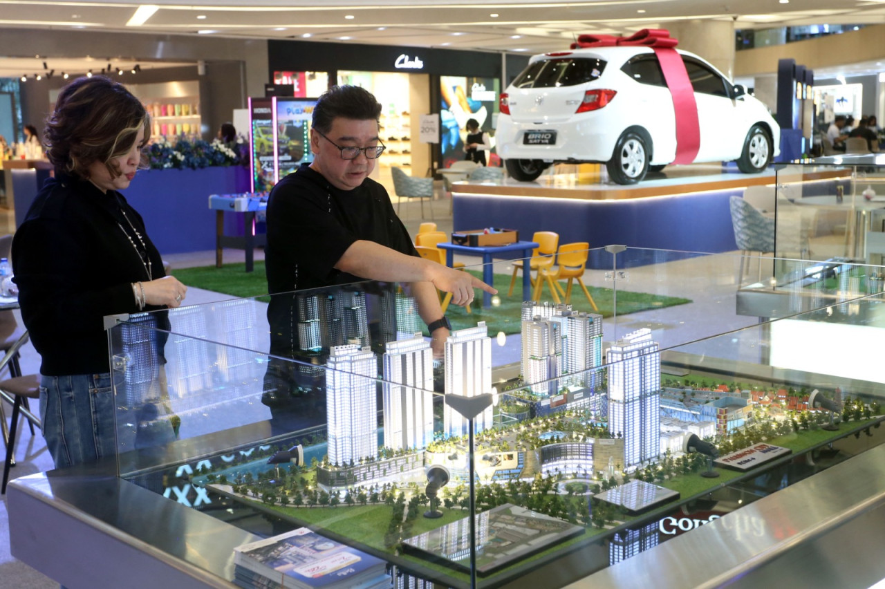 Direktur Marketing Pakuwon Group, Sutandi Purnomosidi, bersama GM Marketing, Liliani Harsono, meninjau maket properti dalam ajang Pakuwon Group Pesta KPR 2026 di Atrium TP 6 Surabaya, Kamis (25/6/2026). (Foto: Ali Masduki/jatimnow.com)