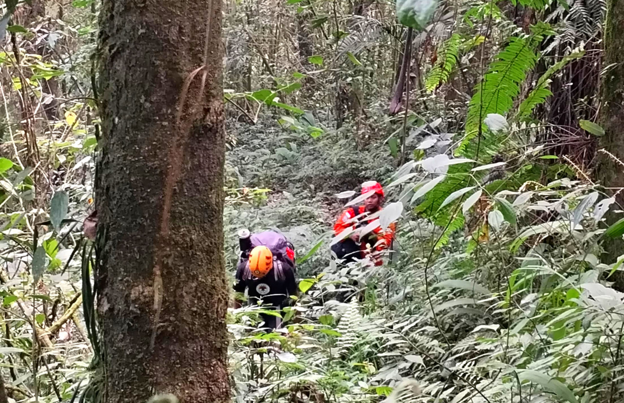 Dua Pendaki Ilegal Semeru Berhasil Dievakuasi, Satu Masih Terjebak di Jurang