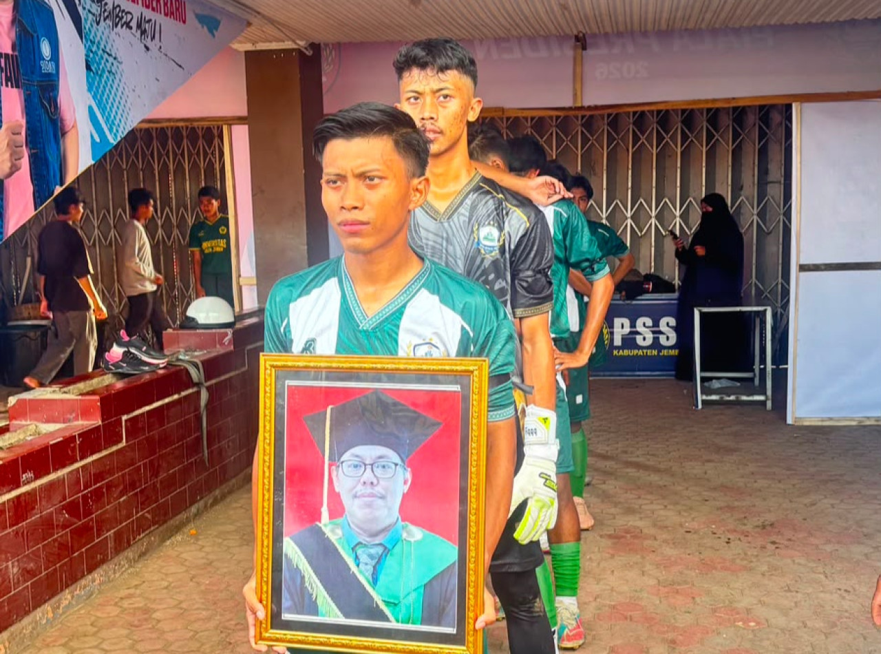 Kenang Almarhum Rektor, UIN KHAS Jember Pakai Pita Hitam di Liga Mahasiswa