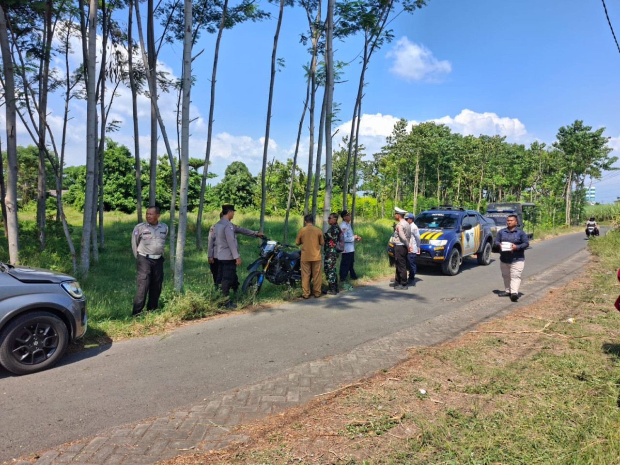 Tim Andalalin Dishub Kabupaten Probolinggo bersama Satlantas Polres Probolinggo saat melakukan monev andalalin. (Foto: Ide Farid Nasution/ jatimnow.com)