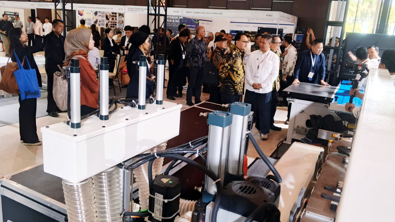 IndoWood Expo 2026 menghadirkan berbagai teknologi manufaktur terkini untuk meningkatkan efisiensi dan daya saing industri furnitur nasional. (Ali Masduki/jatimnow.com)
