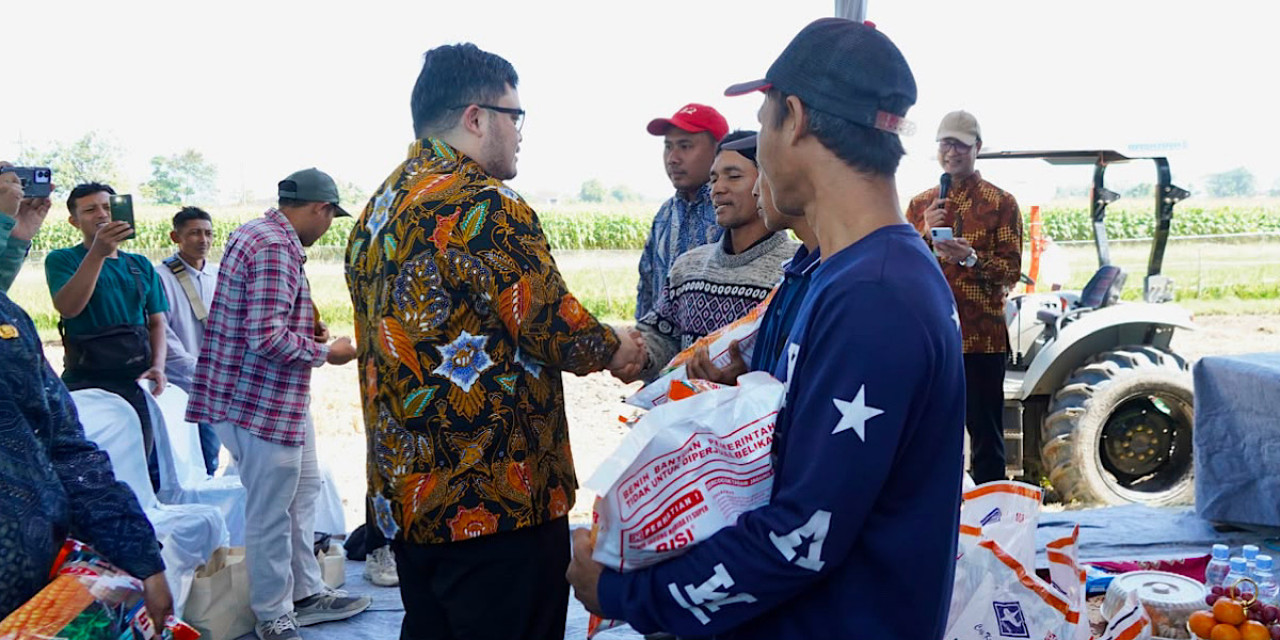 Bupati Kediri Hanindhito Himawan Pramana saat menyerahkan bantuan 200 ton benih jagung kepada petani. (Foto: Pemkab Kediri/jatimnow.com)