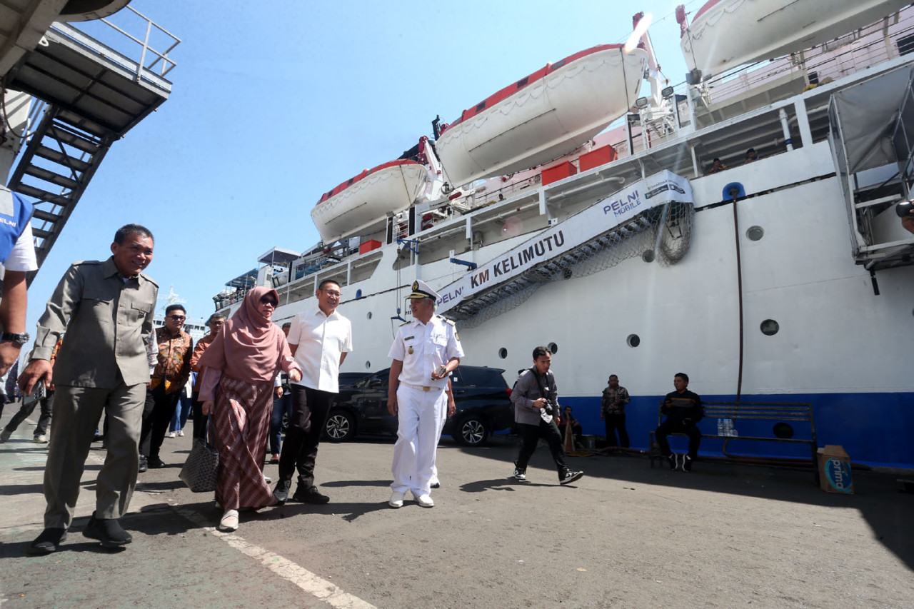 Komisi XI DPR RI meninjau armada PT PELNI di Pelabuhan Tanjung Perak Surabaya, untuk memastikan penggunaan PMN berjalan sesuai rencana dalam mendukung pengadaan tiga kapal baru yang ditargetkan mulai beroperasi pada 2029. (Foto: Ali Masduki/jatimnow.com)