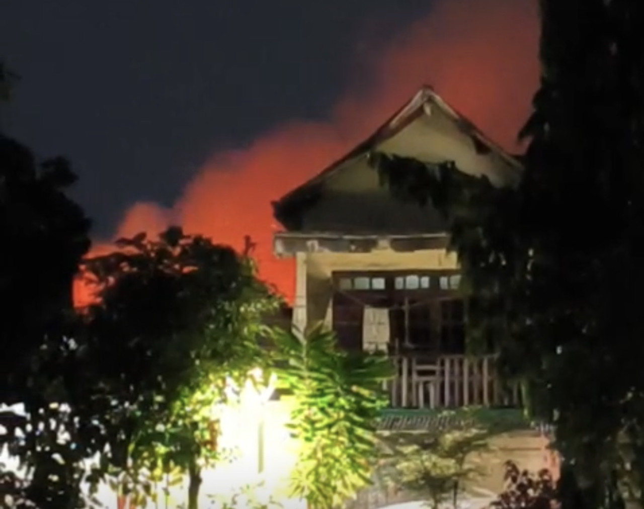 Penampakan api yang membakar rumah di Wonokromo Surabaya. (Foto: DPKP Kota Surabaya/jatimnow.com)