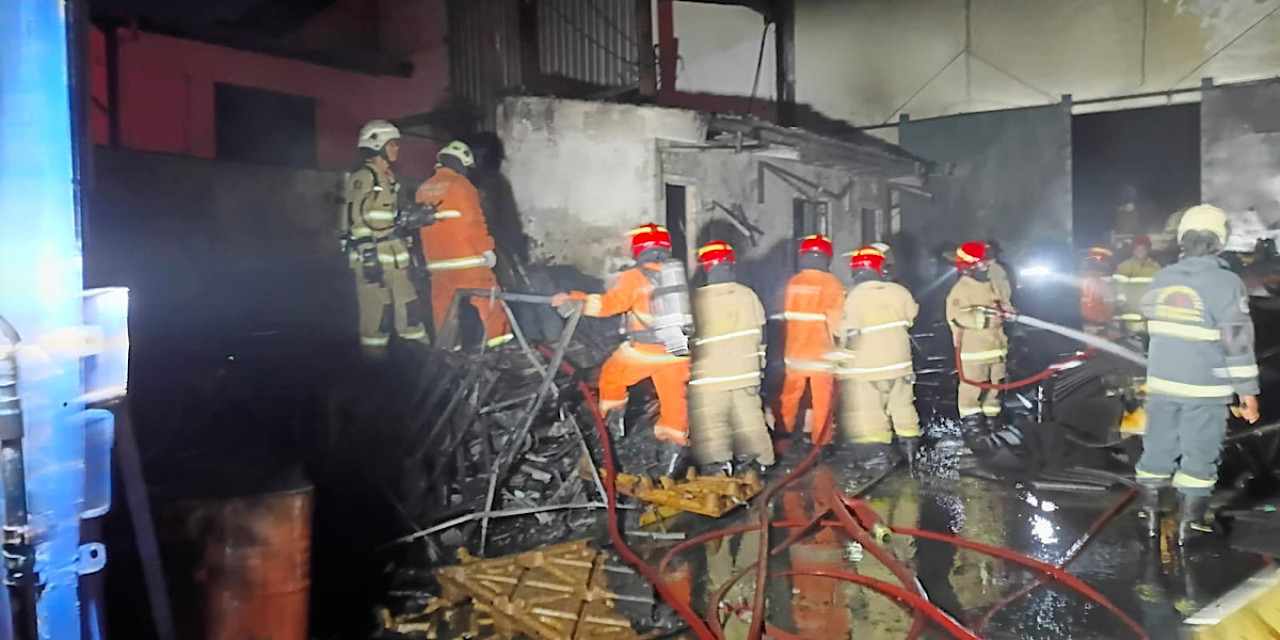 Tumpukan Alat Fitnes dan Palet Kayu di Gudang Dumar Industri Surabaya Terbakar