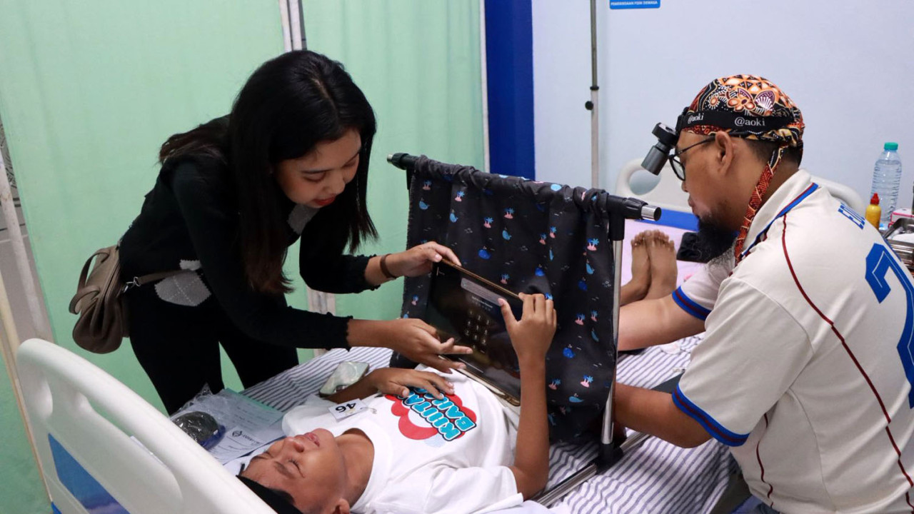 Prosesi khitan dilakukan di Ruang OSCE Fakultas Ilmu Kesehatan (Fikes) Unitomo dengan melibatkan tenaga medis kampus dan tim kesehatan Nurul Hayat. (Foto: Humas Unitomo for jatimnow.com)