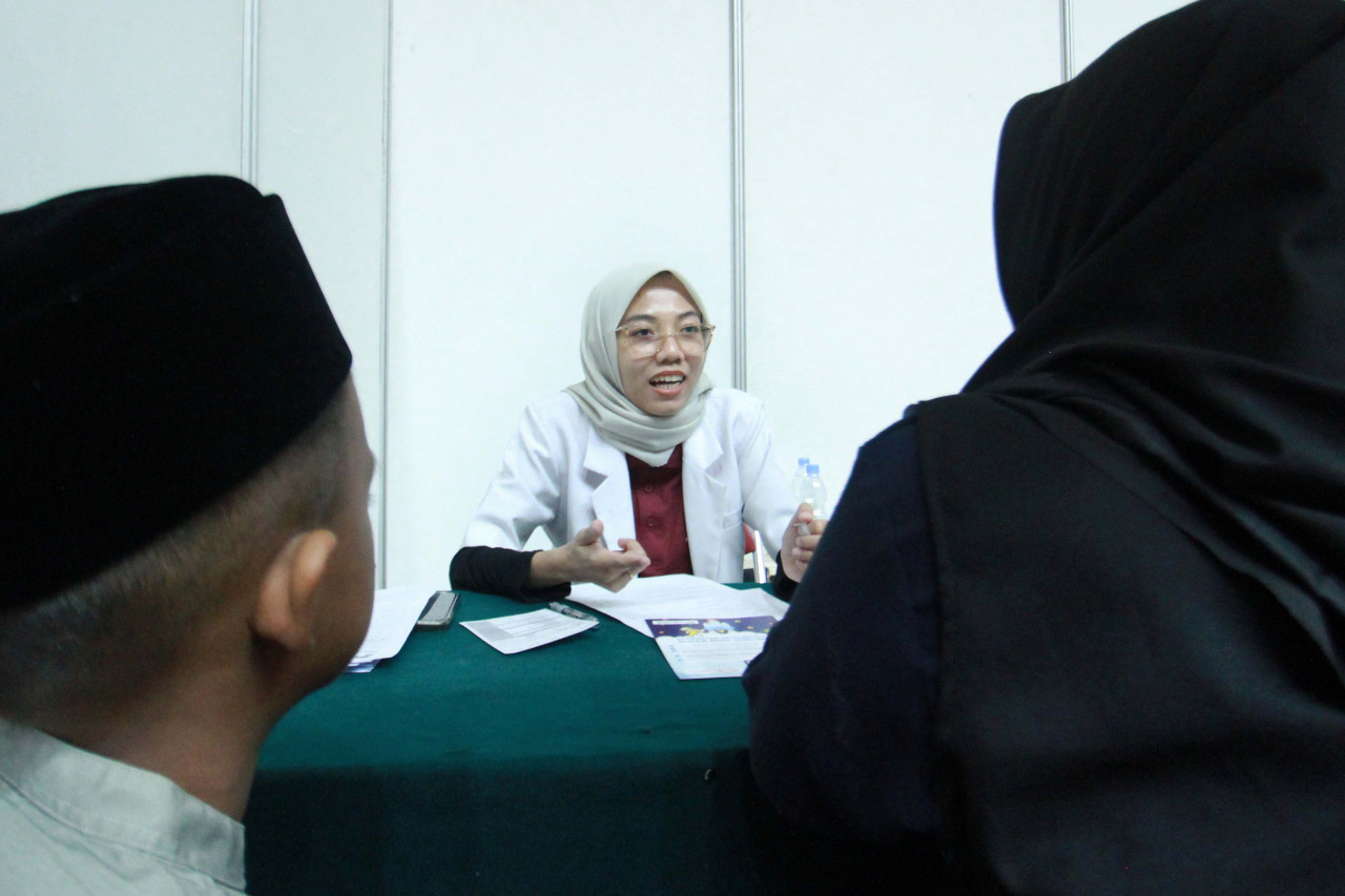dr. Silvi Ahmada, salah satu petugas acara khitan gratis Petrokimia Gresik 2026, saat memberikan edukasi kepada orang tua peserta khitan. (Foto: Sahlul Fahmi/jatimnow.com)