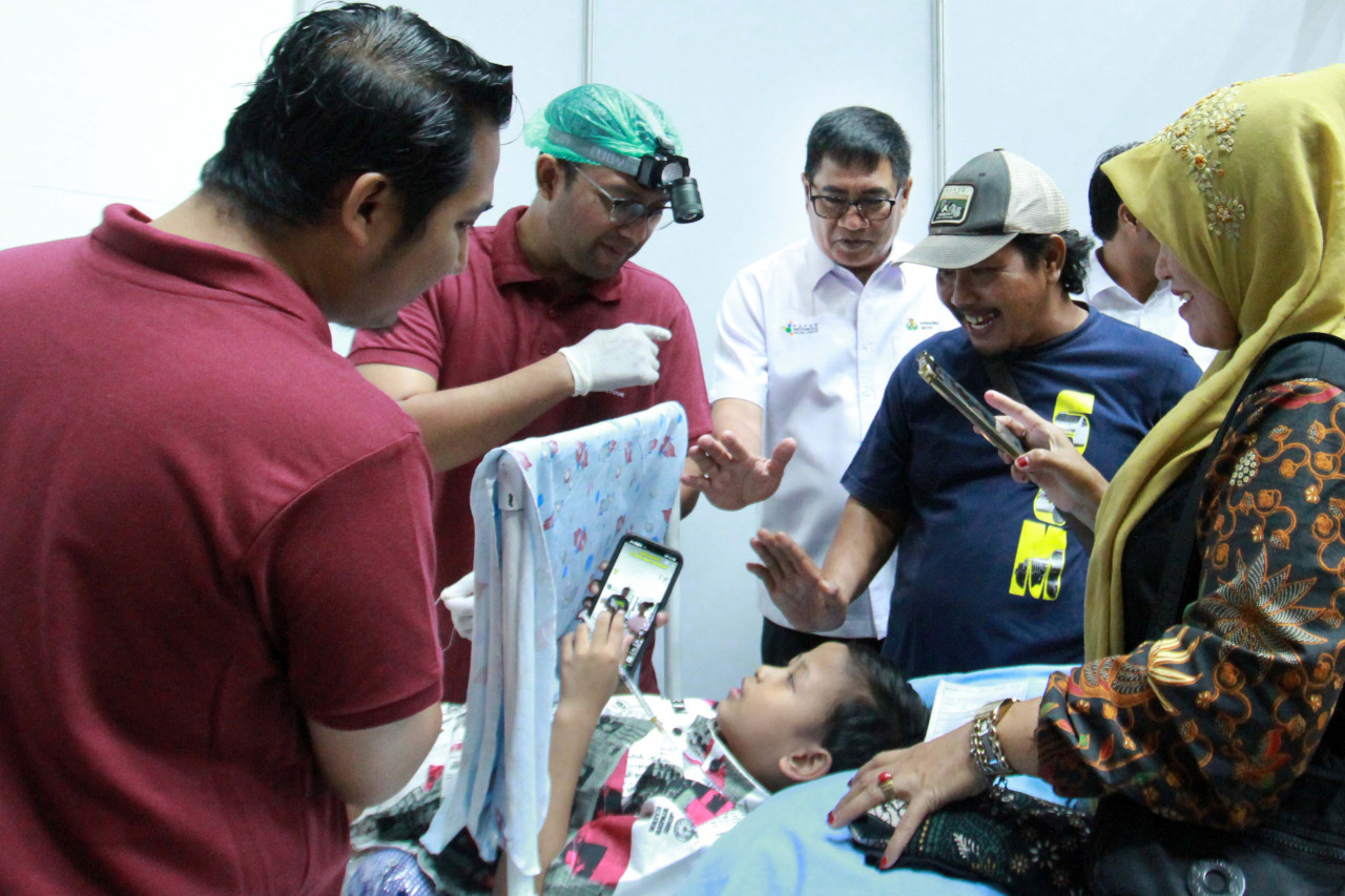 Direktur Utama Petrokimia Gresik, Daconi Khotob (tengah), saat meninjau peserta khitan gratis Petrokimia Gresik 2026. (Foto: Sahlul Fahmi/jatimnow.com)