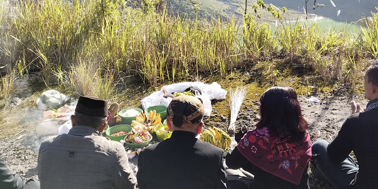 Larung sesaji di kawah Gunung Kelud Kabupaten Kediri. (Foto: Nanik for jatimnow.com)