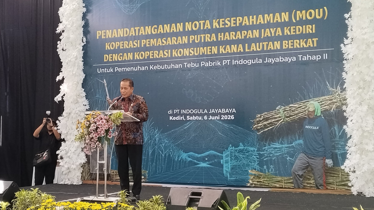 Menkop Ferry saat memberikan sambutan dalam penandatangan nota kesepahaman (MoU) koperasi dan petani tebu di PT Indogula Jayabaya Kediri. (Foto: Nanik for jatimnow.com)
